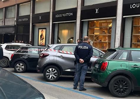 Parigi, furto nel negozio di Louis Vuitton: come a Roma i 